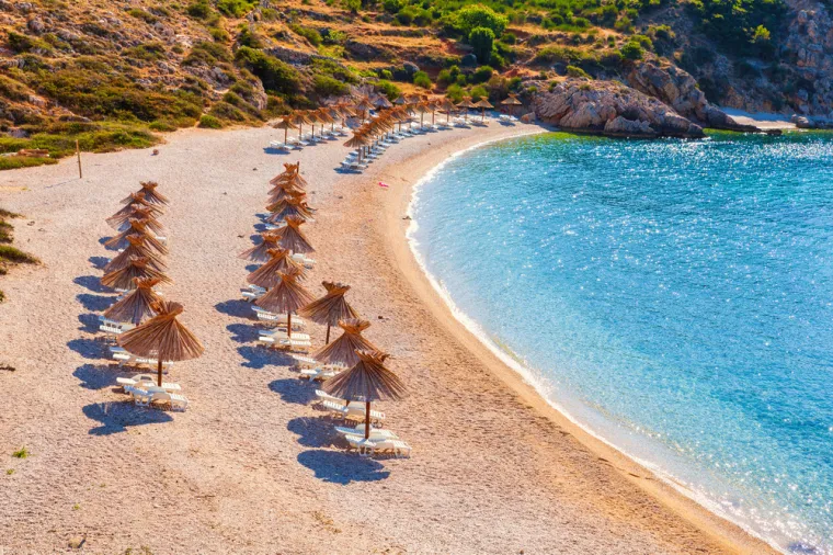 Oprna (kod Stare Ba&scaron;ke, Krk): Jedna od najljep&scaron;ih plaža Krka, smje&scaron;tena u uvali blizu Stare Ba&scaron;ke.