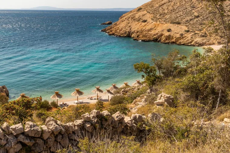 Oprna (kod Stare Ba&scaron;ke, Krk): Do ove &scaron;ljunčane plaže s tirkiznim morem dolazi se brodom ili strmijom stazom.