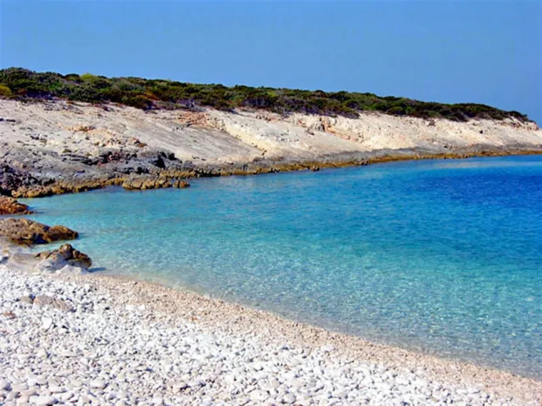 Proizd (kod Vele Luke, Korčula): Otočić Proizd kod Vele Luke skriva nekoliko prekrasnih &scaron;ljunčanih i stjenovitih plaža (Bili Boci) s kristalno čistim morem.