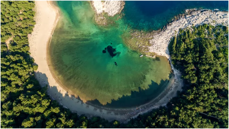 Dok su popularne europske plaže preplavljene turistima i zauzetim ležaljkama, još uvijek postoje čarobna mjesta gdje možete pronaći mir, prirodu i čistu vodu – bez buke i gužve. Od pješčanih uvala na hrvatskom otoku, preko skrovitih plaža portugalske obale, do fjordskih zaljeva sjeverne Europe, ova odabrana mjesta nude pravo osvježenje za dušu i tijelo. Na Guardianovom popisu top 20 plaža koje prolaze ispod radara našao se i jedan hrvatski skriveni dragulj.