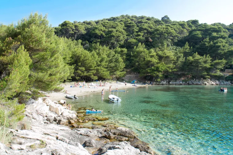 2. Saplunara, Mljet, Hrvatska: Na istočnom vrhu gustog šumovitog otoka Mljeta, Saplunara je jedna od rijetkih pješčanih uvala u Hrvatskoj, s tri plaže: Velika, Mala i Blaca. Otprilike 16 km od luke, razvoj je minimalan osim nekoliko kuća za odmor i jednostavnih apartmana koje vode lokalni vlasnici. Glavna atrakcija je restoran Kod Ante uz obalu, specijaliziran za klasična hrvatska jela, sa sastojcima nabavljenim na otoku ili od lokalnih ribara. Apartmani su uglavnom s prekrasnim pogledom na more.