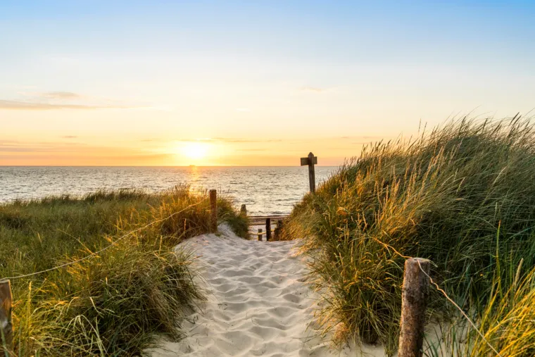 3. Weststrand, Fischland-Darß-Zingst, Njemačka: Između Rostocka i Stralsunda, na baltičkoj obali Njemačke, ovaj dio plaže dug 14 kilometara obiluje pješčanim dinama i šumom te čini dio nacionalnog parka Vorpommersche Boddenlandschaft. Svjetlo na ovom mjestu privlači brojne umjetnike, a Ahrenshoop, naselje na kraju plaže, umjetnička je kolonija, pa obratite pažnju na radionice za posjetitelje i ne propustite posjetiti umjetnički muzej. Ponesite tradicionalne riblje rolade iz Fischkaten na plažu i uživajte u miru i tišini. Na plaži je i mali obiteljski hotel star više od 100 godina s pogled na more i gostoljubivim domaćinima.