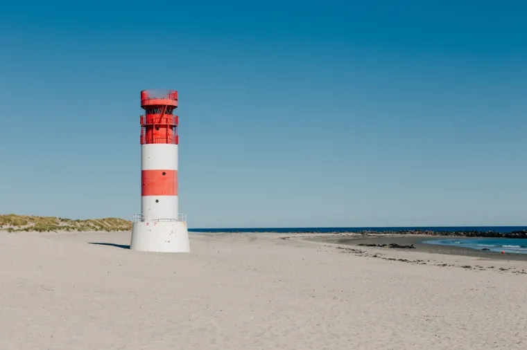 4. Düne, Heligoland, Njemačka: Heligoland je kroz povijest često mijenjao vlasnike, što mu daje jedinstvenu mješavinu europskih kultura. To je otok od dva dijela – glavni dio ima visoke crvene litice i stjenovite obale, dok njegov pješčani &apos;mlađi brat&apos;, Düne, koji se odvojio od glavnog otoka tijekom oluje 1721. godine, ima netaknutu plažu. Otputujte tradicionalnim hrastovim brodom Börte do Düne, na plažu koju ćete ljeti dijeliti s kolonijama tuljana. Nedaleko je mali pristupačni hostel, a lijeti se na plaži može i kampirati. Uživajte u obilnim porcijama juhe od jastoga ili šnicli u Weddigs Fischerstube. 