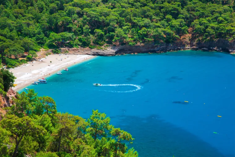 6. Kabak, Turska: Ovo nije mjesto na koje slučajno naiđete; to je krajnja točka strme 45-minutne vožnje koja zaobilazi planine iznad Ölüdeniza, s nekoliko kampova i boemskih pansiona smještenih iznad i iza netaknute plaže. Vrijedi doći samo zbog boje vode – duboke, gotovo neonske nijanse azura, smještene između dva rta, preko kojih prolazi duga pješačka staza, nazvana Licijska staza. 