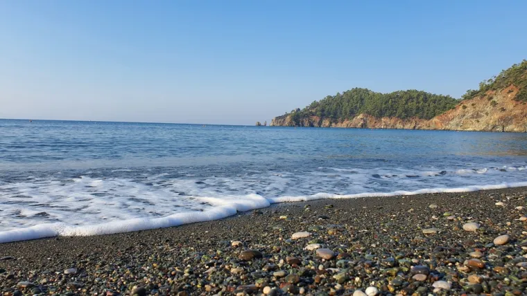 7. İnlice, Turska: Dok turisti hrle u obližnje jedriličarsko središte Göcek, mještani se spuštaju zavojitom cestom do plaže İnlice i jednostavnih drvenih bungalova koji se nalaze iza pojasa tamnog pijeska i šljunka. Ima dosta mjesta za parkiranje i jednostavan kafić na plaži, kao i ležaljke i suncobrane za iznajmljivanje, ali za pravi ručak (ili ranu večeru) potrebno je voziti deset minuta natrag do Göcekovog šetališta punog restorana. Renovirani bungalovi İnlice Ünzile u kojima možete pronaći smještaj su jednostavni, ali čisti, a doručak je izvrstan.