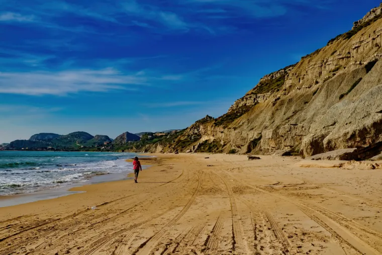 9. Eraclea Minoa, Sicilija: U južnoj provinciji Agrigento, ovaj pojas pijeska smješten je ispod istoimenog sela iz 6. stoljeća. Parkirajte se ispod borova iza plaže ili prošetajte nizbrdo nakon posjeta arheološkom nalazištu. Nakon kupanja ili ronjenja, uputite se u Lido Garibaldi na riblji kuskus, svježe dagnje ili pečenu hobotnicu, posluženu na terasi neposredno iznad mora. Nedaleko od plaže možete kampirati ili prespavati u bungalovu, a tu je i restoran te igralište za djecu. 