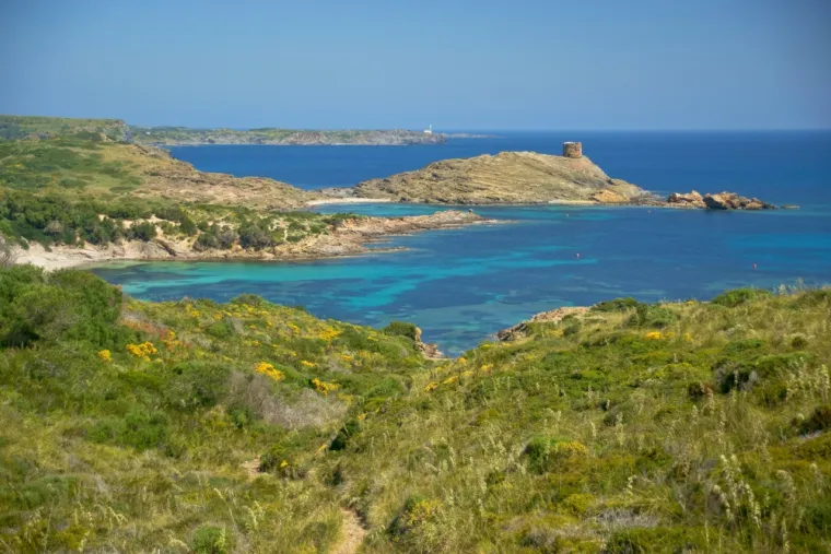 10. Es Grau, Menorca: Voda u ovoj mirnoj uvali u Parc Natural de s’Albufera des Grau je plitka, što je čini sigurnom za malu djecu, dok tinejdžeri mogu unajmiti kajake i daske za veslanje. Pješčana plaža duga je nešto manje od kilometra, a pješačka staza vodi kroz dine i prirodni rezervat iza plaže, gdje je moguće uočiti sokolove, orlove i kormorane, dok balearski gušteri trče kroz grmlje. Prošećite do malog, bijelo obojanog sela i uživajte u plodovima mora, a sve je na pet minuta vožnje od plaže.