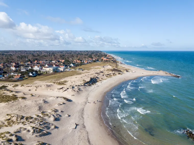 12. Liseleje, Sjeverni Zealand, Danska: Sjeverni Zealand poznat je kao danska Rivijera, s lijepim obalnim gradovima razasutim duž cijele obale. Liseleje, sat vremena vožnje od Kopenhagena, opuštena je plaža s blistavo plavo-zelenom vodom i kilometrima netaknute pješčane obale. Osvježite se kupanjem, odmorite na pjesku, a zatim svratite na burger u bar na plaži. Malo dalje duž obale, u Lynæs Surfcenteru, možete rezervirati ugodnu drvenu surf kućicu i probuditi se uz pogled na more. Sauna, nakon koje slijedi kupanje u moru, prekrasan je početak ili kraj dana. Centar također nudi tečajeve surfanja, a možete unajmiti i daske za veslanje i kajake.