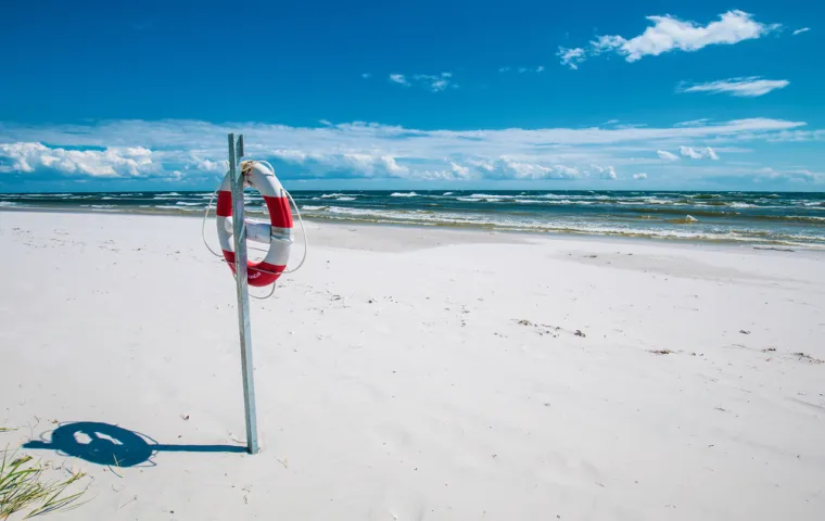 13. Dueodde, Bornholm, Danska: Fini bijeli pijesak plaže Dueodde tvori južni vrh otoka Bornholma, s kilometrima pjeska idealnog za piknike i uživanje na suncu, a rampe za invalidska kolica omogućuju pristup. Bornholm je poznat po svojim lijepim ribarskim selima i bogatoj gastronomskoj ponudi. Strandhotel Balka Søbad nudi sobe s kuhinjama. Isprobajte tradicionalnu dimljenu ribu na terasi restorana Nexø Gamle Røgeri, gdje su riblji kolači i lokalna craft piva neodoljiva kombinacija. Kako biste izbjegli let s kopna Danske, prijeđite most Øresund do Švedske, a zatim se uputite trajektom iz Ystada (Švedska) do Rønnea na Bornholmu (80 minuta).