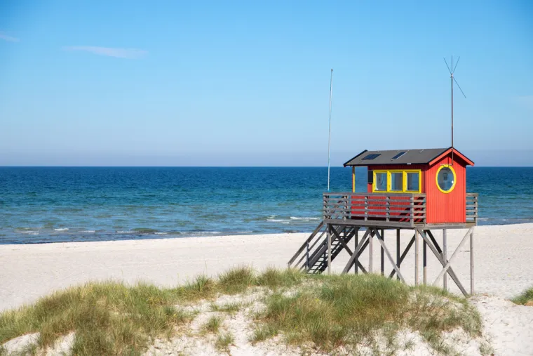 14. Skanör Havsbad, Skåne, Švedska: Uronite nožne prste u kilometre bijelog pijeska na Skanör Havsbadu, na poluotoku Falsterbo na jugozapadu Švedske. Voda je ovdje plitka i mirna, a ljeti su na plaži prisutni spasioci, što je čini savršenom za obitelji. Šarene kućice na plaži razasute su duž pjeska, a prema sjeveru se pruža pogled na most Öresund. Na sjevernom kraju plaže, Svanrevet, nalazi se zona za nudiste. Okrijepite se u Mike Arvblom Pizzi, ugodnom mjestu s nagrađivanim jelima. Smjestite se u Kungshaga Gårdu, nedaleko od Höllvikena, u jednostavnom apartmanu za samostalno korištenje, a ako želite, možete upoznati alpake, magarce i konje na farmi. Gosti mogu posuditi bicikle, a na raspolaganju su i sadržaji za roštilj.