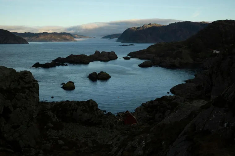 16. Nordhasselvika, Farsund, Norveška: Poluotok Lista na jugu Norveške, gdje se močvare spajaju s pješčanim dinama i morem, pravi je raj za ptice. Duge pješčane plaže protežu se od Lomsesandena do svjetionika Liste. Nordhasselvika je prelijepa zakrivljena uvala koju često možete imati samo za sebe. Nema sadržaja, zato se opskrbite ukusnim pecivom prije dolaska. Smjestite se u apartmanu blizu svjetionika Lista i preuzmite svoj ključ od svjetionika iz 19. stoljeća. Lista Bird Observatory (s najvećim brojem vrsta ptica u Norveškoj) nalazi se na ovom mjestu. 