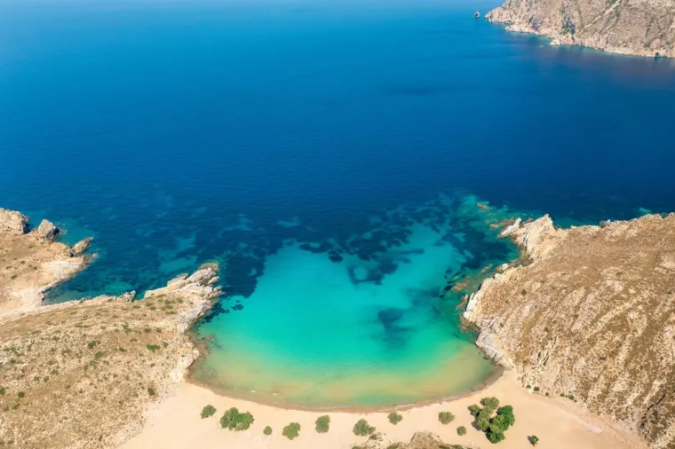 17. Psili Ammos, Patmos, Grčka: Postoje dva načina da se dođe do najslikovitije plaže na Patmosu: vodeni taksi iz malog pristaništa Skala ili 30-minutna šetnja iz sela Diakofti. Zbog nedostatka cestovnog pristupa, plaža nikada nije prenapučena, a obiteljska taverna na plaži nudi sočnu pečenu piletinu i salate s feta sirom. Vrijedi provjeriti vremenske uvjete jer vjetar ponekad može učiniti kupanje nesigurnim, te ponijeti suncobran jer sjenovita mjesta često brzo zauzmu mještani. 