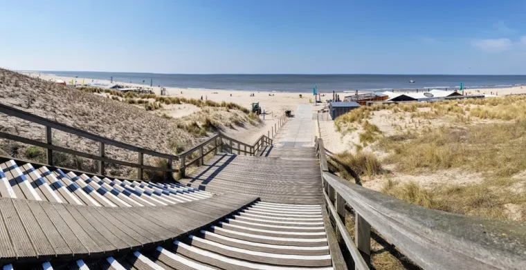 19. Kijkduin, Haag, Nizozemska: Izvan Nizozemske, Haag nije poznat kao destinacija za plažu &ndash; no, s vi&scaron;e od 14 kilometara pje&scaron;čane obale, trebao bi biti. Kijkduin je jedan od mirnijih dijelova, a &scaron;iroka i čista plaža udaljena je samo pola sata vožnje biciklom od grada. Prostrane kućice na plaži nude odmor, a nalaze se na pijesku. Alternativno, možete kampirati u Vakantiepark Kijkduin, gdje su dostupni safari &scaron;atori i kućice. Duž obale ima mnogo opu&scaron;tajućih barova i malih restorana.