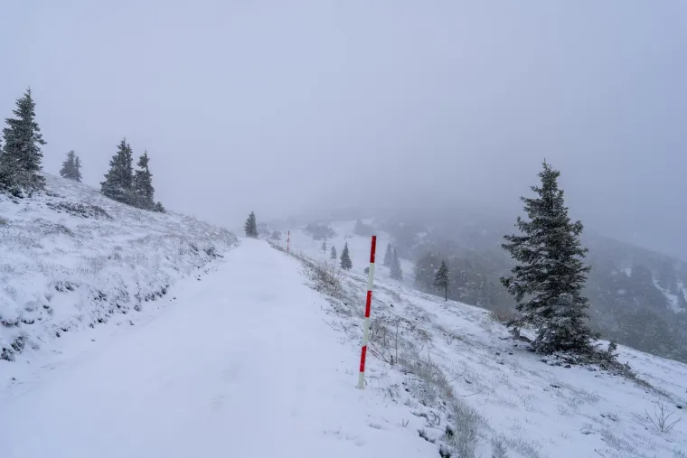 Nevjerojatni prizori s Velebita: Snijeg neočekivano zabijelio planinu