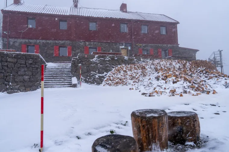 Nevjerojatni prizori s Velebita: Snijeg neočekivano zabijelio planinu
