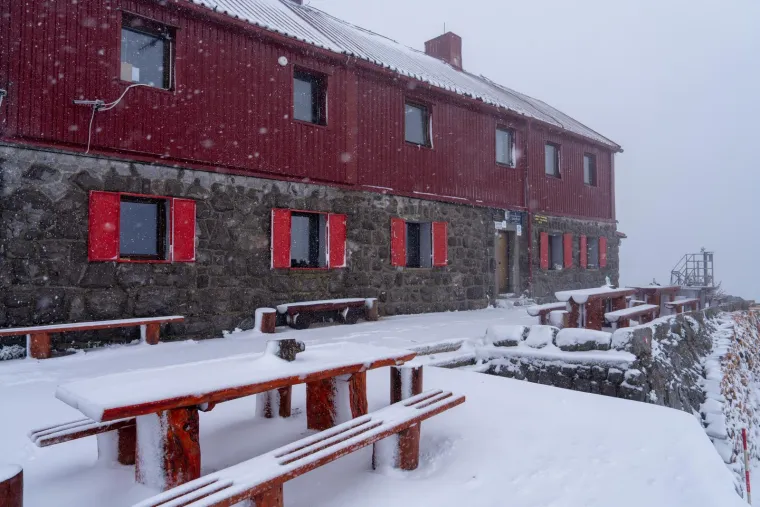 Nevjerojatni prizori s Velebita: Snijeg neočekivano zabijelio planinu