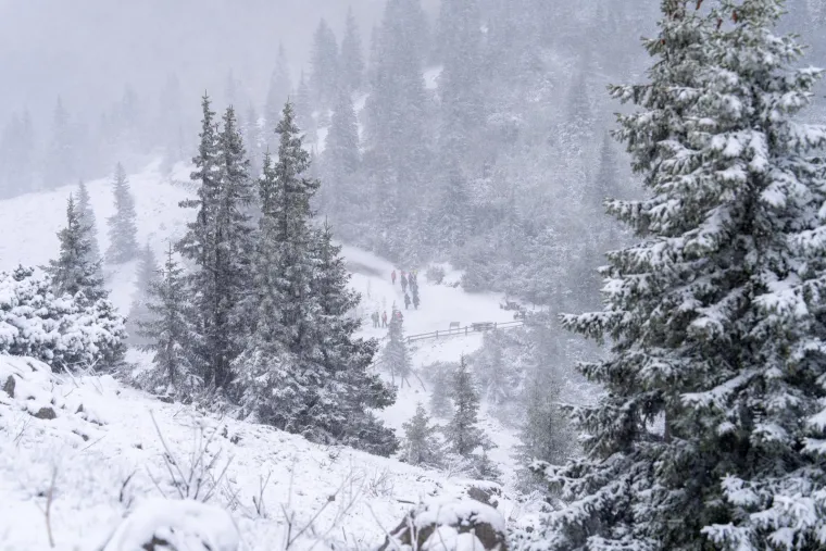 Nevjerojatni prizori s Velebita: Snijeg neočekivano zabijelio planinu