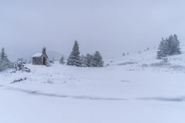 Nevjerojatni prizori s Velebita: Snijeg neočekivano zabijelio planinu