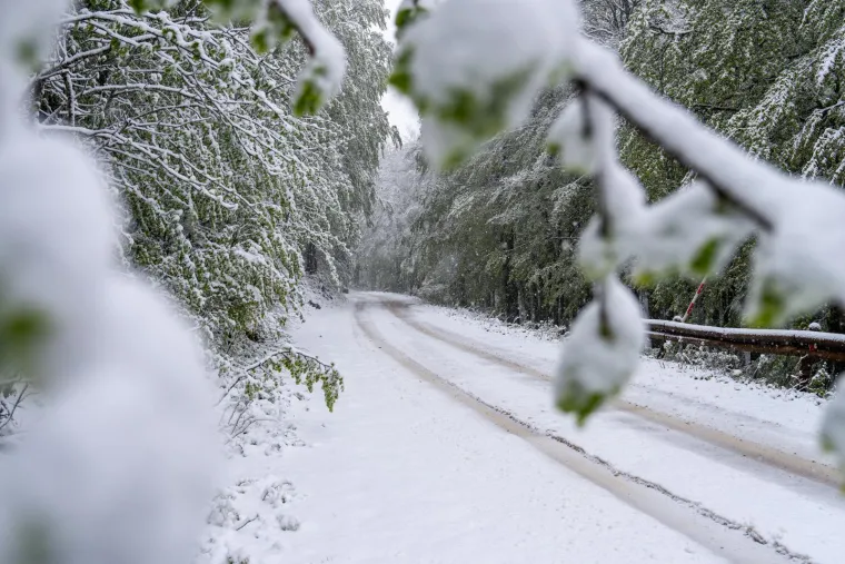 Nevjerojatni prizori s Velebita: Snijeg neočekivano zabijelio planinu