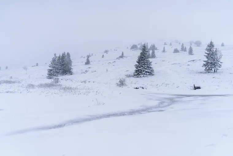 Nevjerojatni prizori s Velebita: Snijeg neočekivano zabijelio planinu