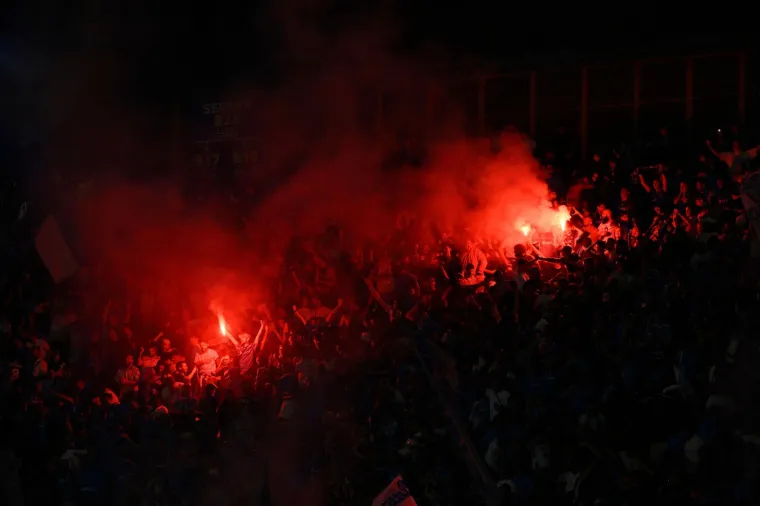 Pobijedivši u posljednjem kolu Serie A na stadionu Diego Armando Maradona Cagliari 2-0, Napoli je zadržao bod prednosti pred milanskim Interom, koji je u isto vrijeme došao do pobjede od 2-0 na gostovanju kod Coma.