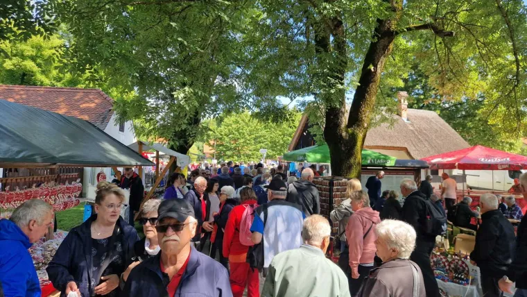 Tisuće Titovih obožavatelja stiglo u Kumrovec: Pojavio se i biv&scaron;i predsjednik