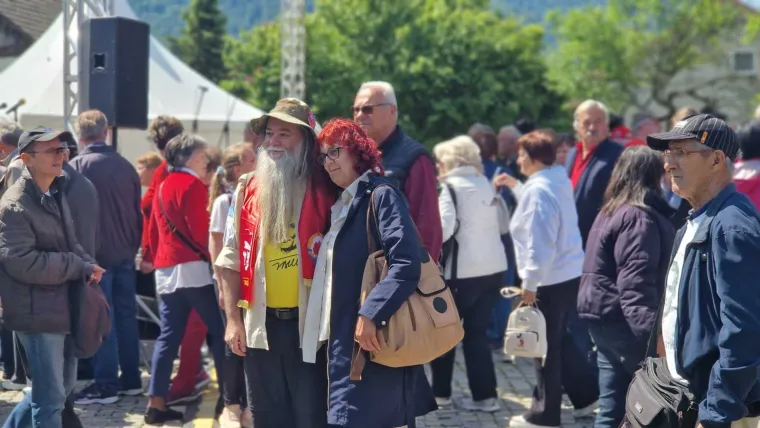Tisuće Titovih obožavatelja stiglo u Kumrovec: Pojavio se i biv&scaron;i predsjednik