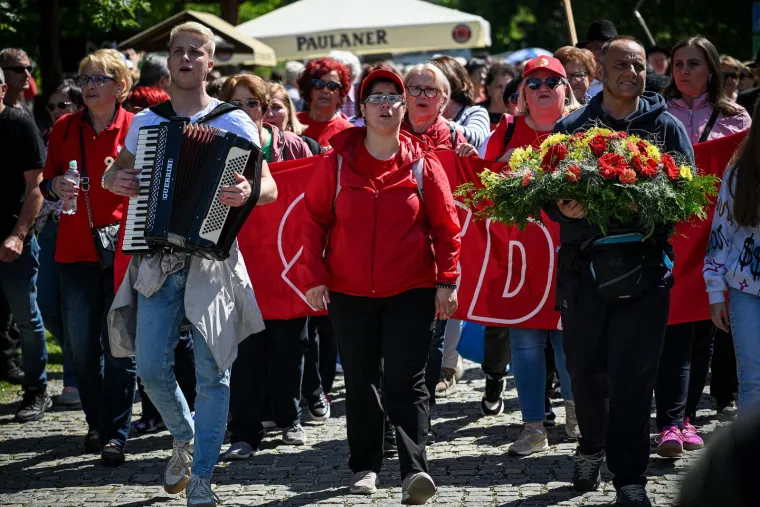 Tisuće Titovih obožavatelja stiglo u Kumrovec: Pojavio se i biv&scaron;i predsjednik