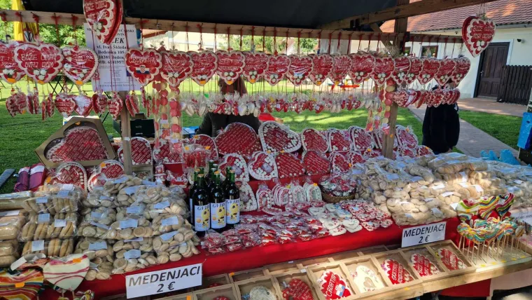 Tisuće Titovih obožavatelja stiglo u Kumrovec: Pojavio se i biv&scaron;i predsjednik