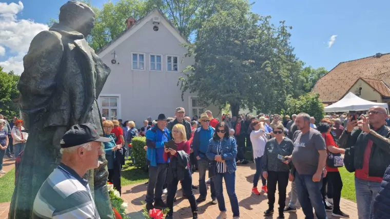 Tisuće Titovih obožavatelja stiglo u Kumrovec: Pojavio se i biv&scaron;i predsjednik