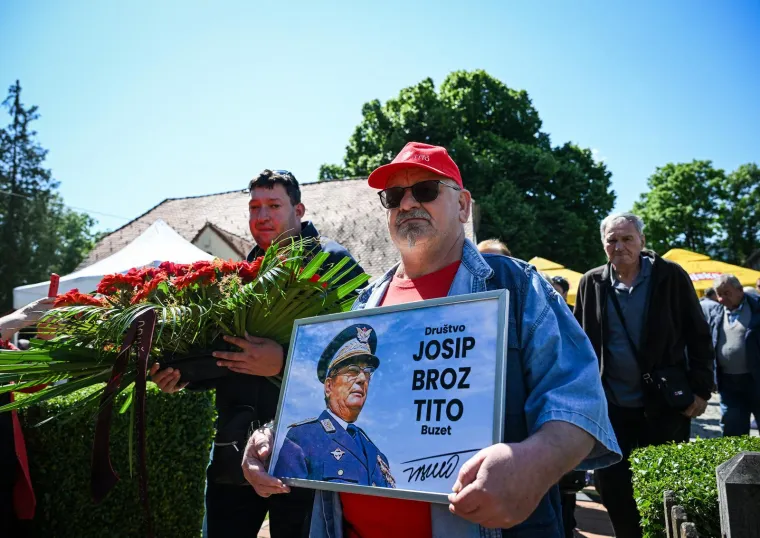 Tisuće Titovih obožavatelja stiglo u Kumrovec: Pojavio se i biv&scaron;i predsjednik