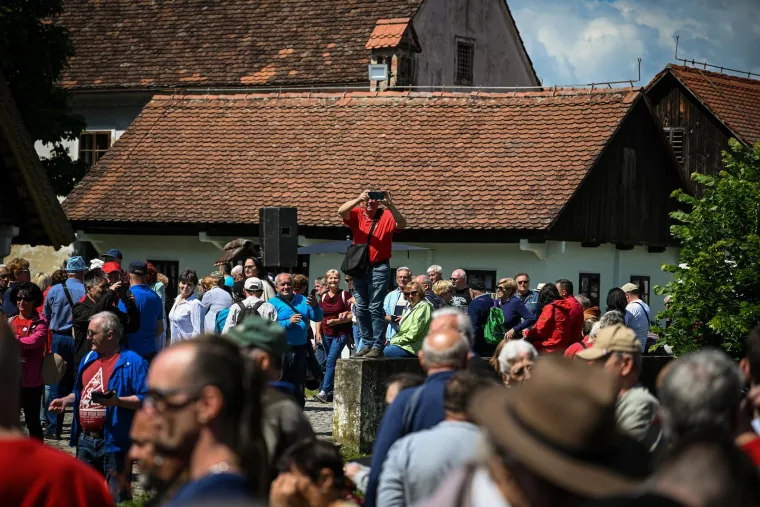 Tisuće Titovih obožavatelja stiglo u Kumrovec: Pojavio se i biv&scaron;i predsjednik