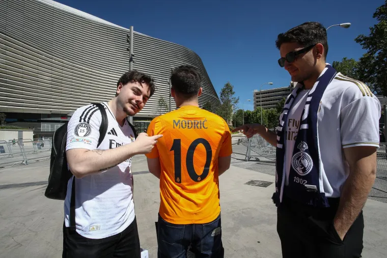 GRANDE LUKA: Navijači se okupljaju na stadionu Real Madrida, Santiago Bernabeu, na kojem će biti utakmica Real Madrid - Real Sociedad, koja će ujedno biti i posljednja utakmice Luke Modrića na Santiago Bernabeuu. 