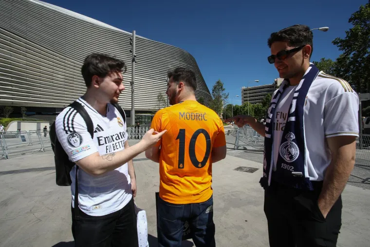 Nogometni svijet došao se pokloniti Luki! Pogledajte koliko košta šal s Modrićevim likom