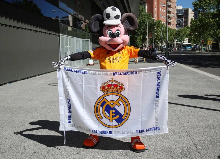 Nogometni svijet došao se pokloniti Luki! Pogledajte koliko košta šal s Modrićevim likom