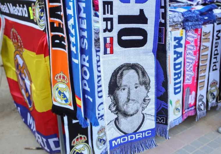DON LUKA: Na štandovima oko Santiago Bernabeua proraju se šalovi s likom Luke Modrića. 