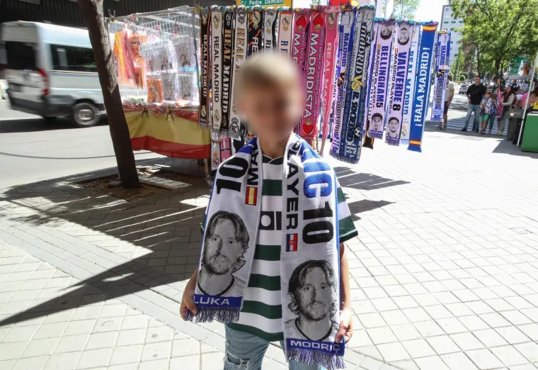 Nogometni svijet došao se pokloniti Luki! Pogledajte koliko košta šal s Modrićevim likom
