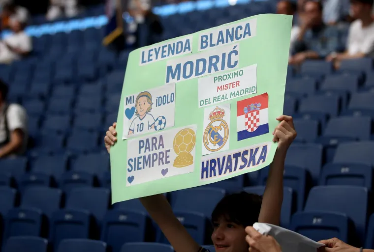 Nogometni svijet do&scaron;ao se pokloniti Luki! Pogledajte koliko ko&scaron;ta &scaron;al s Modrićevim likom