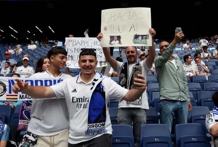 Nogometni svijet do&scaron;ao se pokloniti Luki! Pogledajte koliko ko&scaron;ta &scaron;al s Modrićevim likom