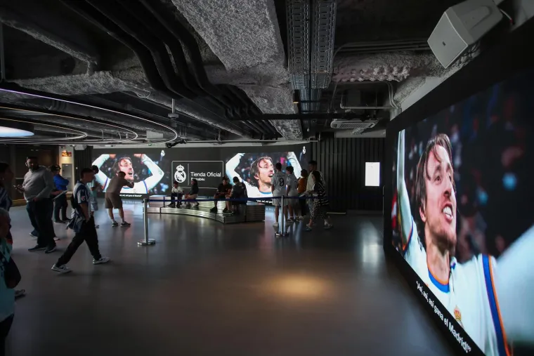 Nogometni svijet do&scaron;ao se pokloniti Luki! Pogledajte koliko ko&scaron;ta &scaron;al s Modrićevim likom