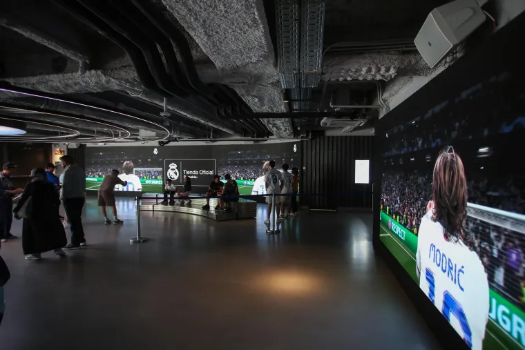 Nogometni svijet do&scaron;ao se pokloniti Luki! Pogledajte koliko ko&scaron;ta &scaron;al s Modrićevim likom