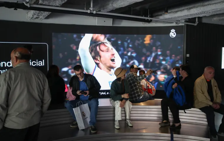 Nogometni svijet do&scaron;ao se pokloniti Luki! Pogledajte koliko ko&scaron;ta &scaron;al s Modrićevim likom