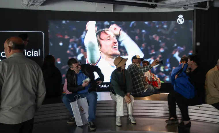 Nogometni svijet do&scaron;ao se pokloniti Luki! Pogledajte koliko ko&scaron;ta &scaron;al s Modrićevim likom