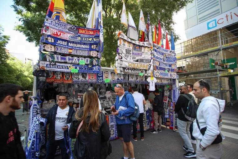 Nogometni svijet do&scaron;ao se pokloniti Luki! Pogledajte koliko ko&scaron;ta &scaron;al s Modrićevim likom