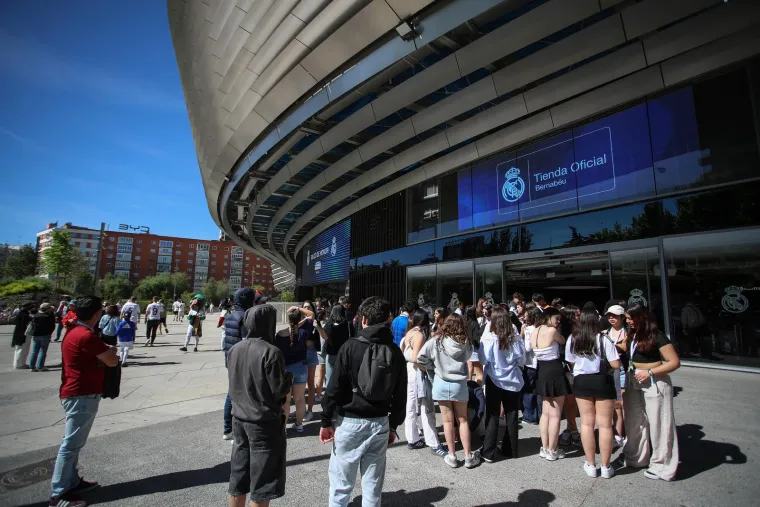 Nogometni svijet do&scaron;ao se pokloniti Luki! Pogledajte koliko ko&scaron;ta &scaron;al s Modrićevim likom