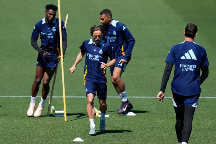 Nogometni svijet do&scaron;ao se pokloniti Luki! Pogledajte koliko ko&scaron;ta &scaron;al s Modrićevim likom