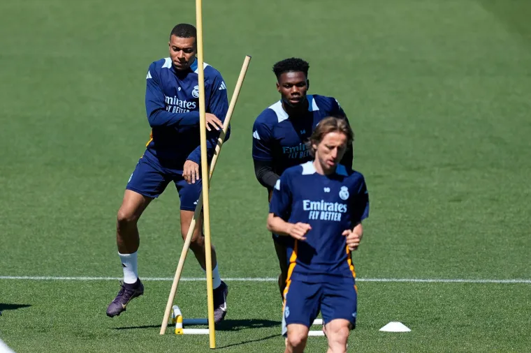 Nogometni svijet do&scaron;ao se pokloniti Luki! Pogledajte koliko ko&scaron;ta &scaron;al s Modrićevim likom