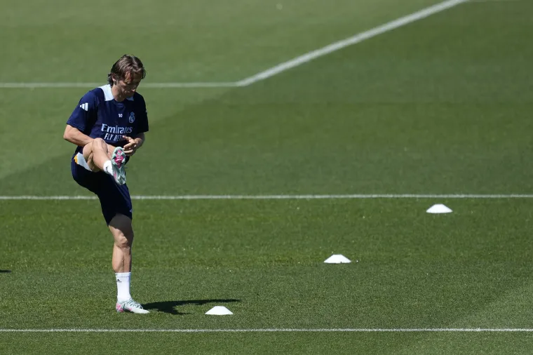 Nogometni svijet do&scaron;ao se pokloniti Luki! Pogledajte koliko ko&scaron;ta &scaron;al s Modrićevim likom