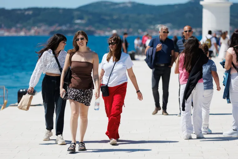 Vruće hlačice i tanke naramenice: Nema tko nije buljio u zanosnu brinetu