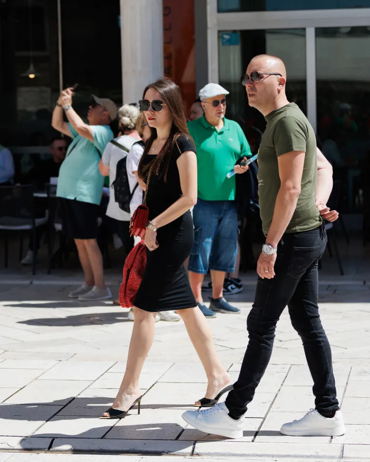 Vruće hlačice i tanke naramenice: Nema tko nije buljio u zanosnu brinetu